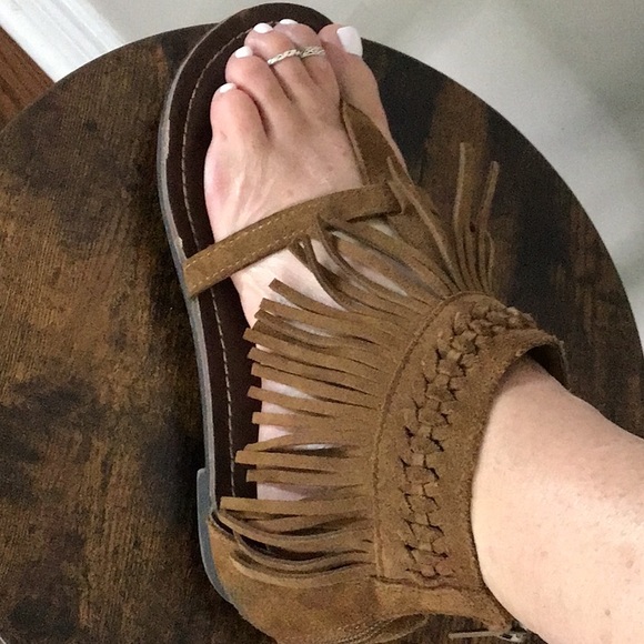 GUC Women’s 6 Minnetonka Boho Fringed Sandals - Picture 2 of 8